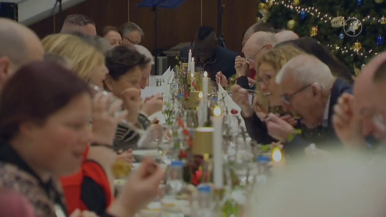 Gezellig samen aan tafel bij het Kerstdiner Velsen